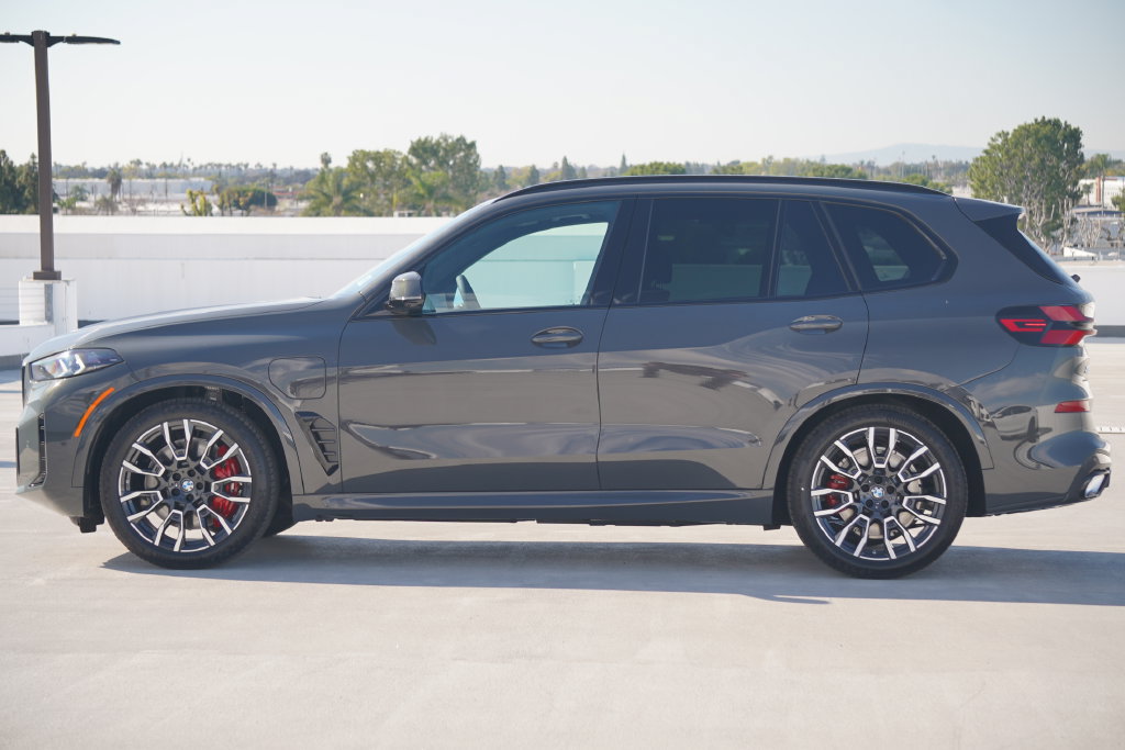Used 2026 BMW X5 xDrive50e w/ M Sport Package AWD/4WD image 4