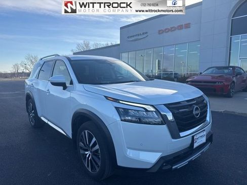 Used 2025 Nissan Pathfinder Platinum image 1