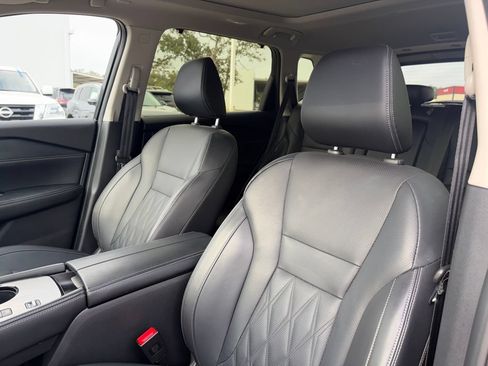 Used 2025 Nissan Rogue Platinum w/ Platinum Premium Package FWD image 9