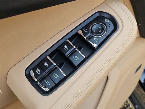 Certified 2025 Porsche Macan image 31