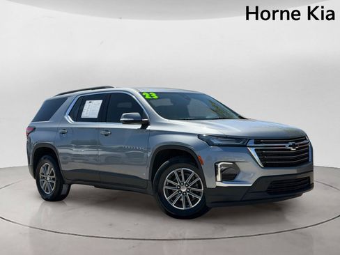 Used 2023 Chevrolet Traverse LT FWD image 2