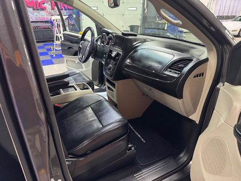 Used 2015 Chrysler Town & Country Touring w/ Driver Convenience Group FWD image 16