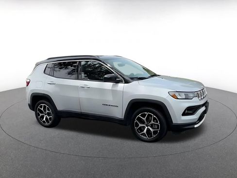 Used 2025 Jeep Compass Limited AWD/4WD image 2