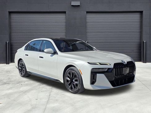 Used 2023 BMW 740i image 31