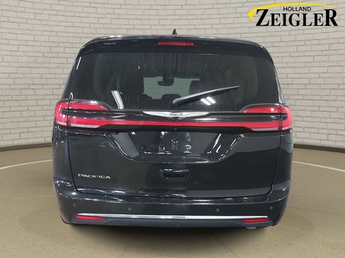 Used 2024 Chrysler Pacifica Touring-L image 6
