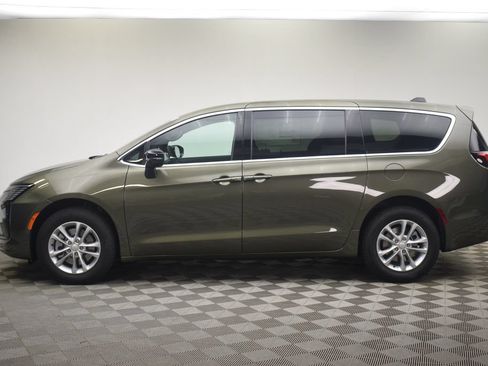 New 2027 Chrysler Pacifica Select AWD/4WD image 12