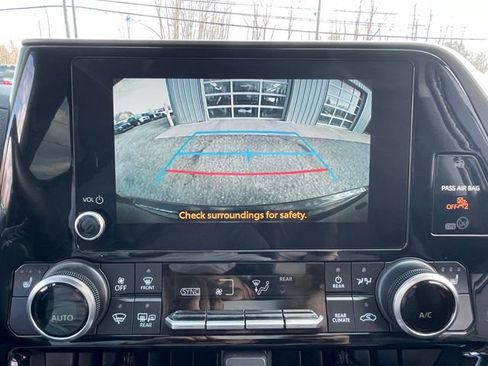 Used 2023 Toyota Highlander XLE AWD/4WD image 12