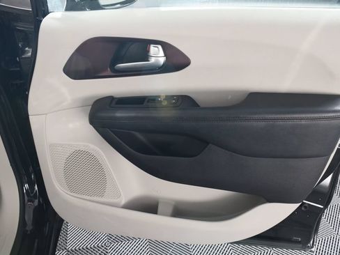 Used 2017 Chrysler Pacifica Limited w/ Advanced Safetytec Group FWD image 18