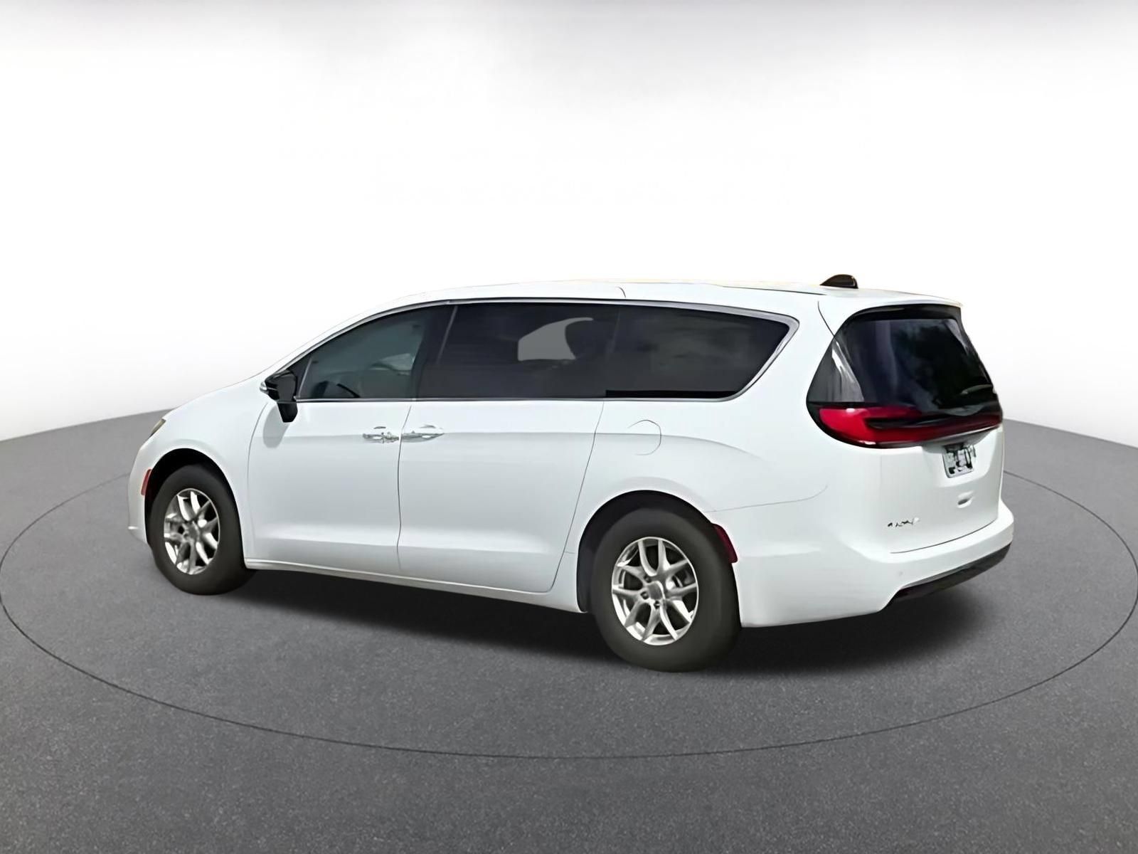 Used 2025 Chrysler Pacifica Select FWD image 8