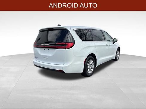 Used 2023 Chrysler Pacifica Touring-L FWD image 7