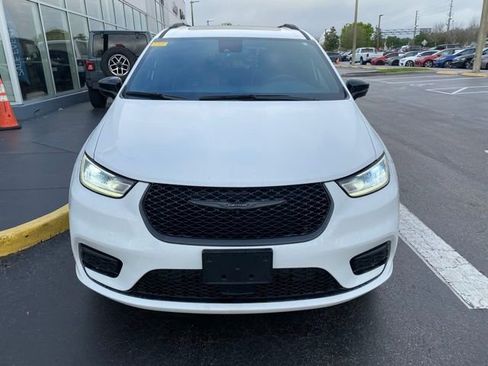 Used 2025 Chrysler Pacifica Premium image 3