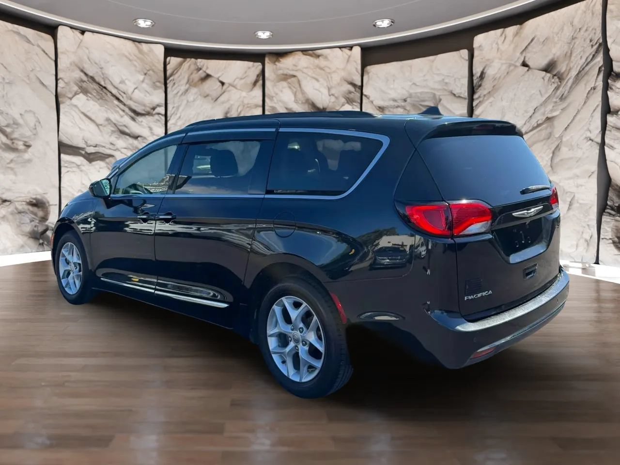 Used 2017 Chrysler Pacifica Touring-L w/ Tire & Wheel Group FWD image 6