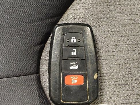 Used 2018 Toyota Camry LE FWD image 32