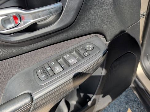 Used 2016 Jeep Cherokee Latitude w/ Cold Weather Group image 19