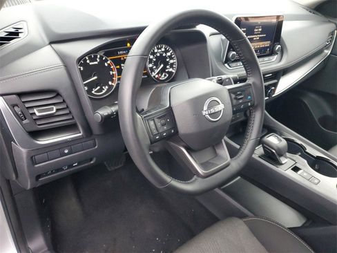 Used 2025 Nissan Rogue SV image 8