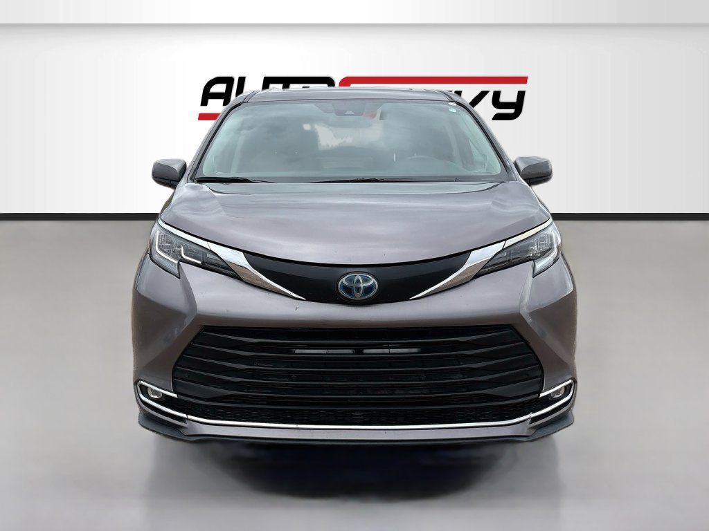 Used 2023 Toyota Sienna XLE w/ XLE Plus Package AWD/4WD image 2