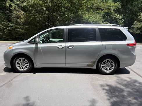 Used 2013 Toyota Sienna XLE w/ Premium Pkg FWD image 7