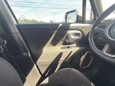 Used 2017 Jeep Renegade Latitude FWD image 28