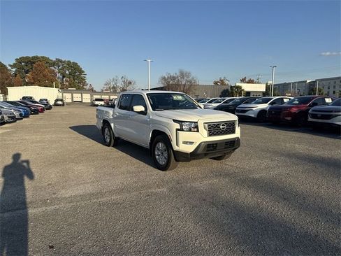 Used 2024 Nissan Frontier SV w/ SV Convenience Package image 3
