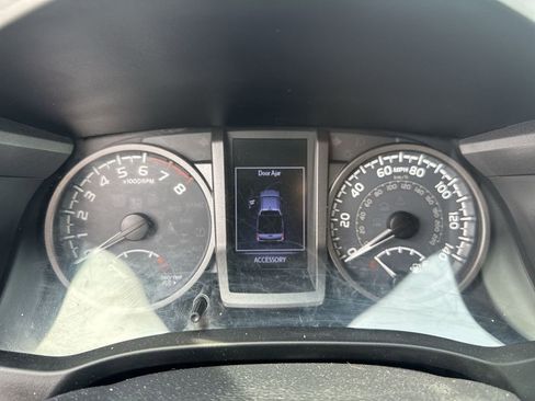 Used 2018 Toyota Tacoma TRD Off-Road image 6