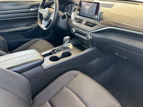 Used 2025 Nissan Altima 2.5 SV FWD image 15