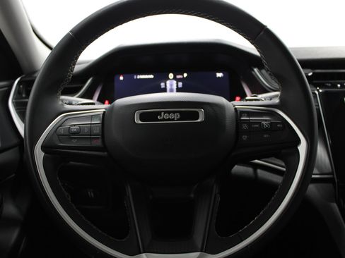 Used 2023 Jeep Grand Cherokee Laredo AWD/4WD image 29