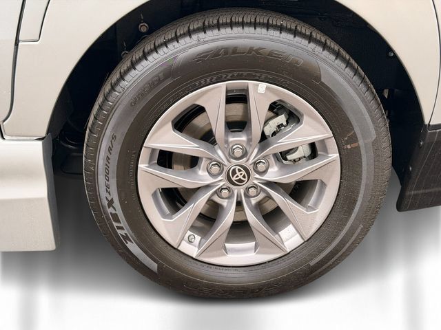 Used 2024 Toyota Sienna XLE w/ XLE Plus Package AWD/4WD image 11