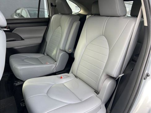 Used 2021 Toyota Highlander XLE image 9