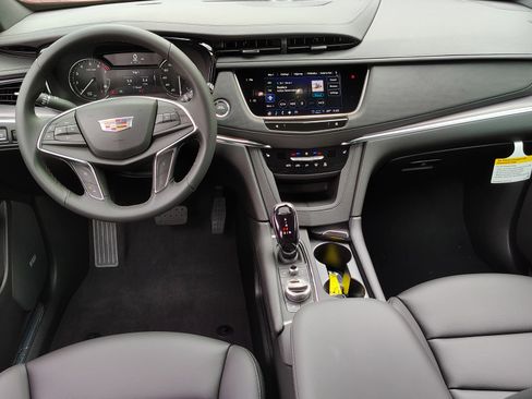 New 2025 Cadillac XT5 Luxury image 10