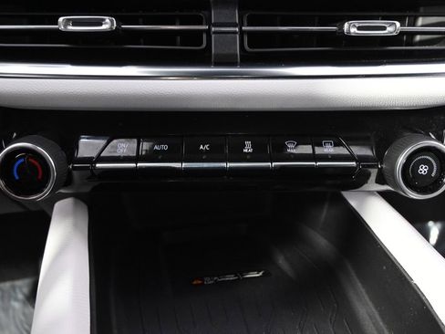 Used 2025 Chevrolet Equinox EV LT image 31