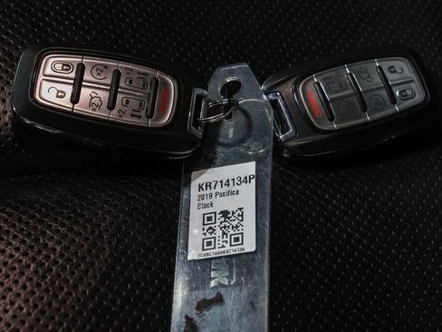 Used 2019 Chrysler Pacifica Limited w/ Advanced Safetytec Group FWD image 42