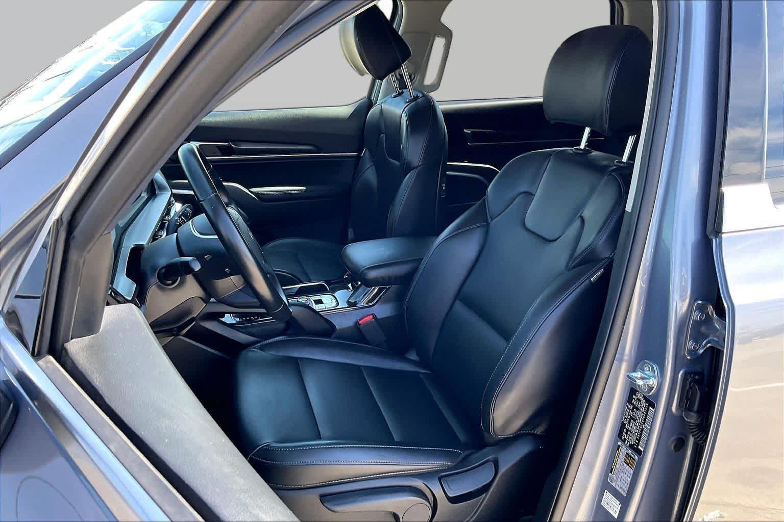 Used 2025 Kia Telluride LX FWD image 8