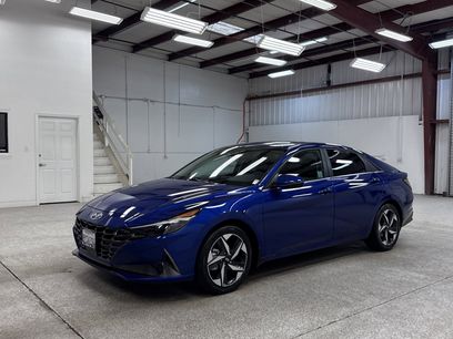 Used 2022 Hyundai Elantra Limited w/ Preferred Accessory Package