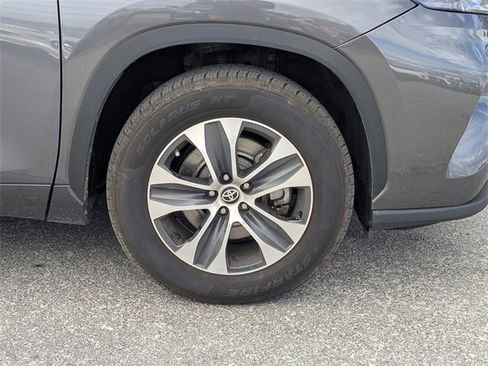 Used 2023 Toyota Highlander XLE image 12