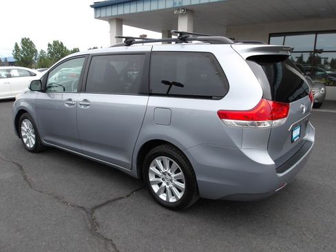 Used 2014 Toyota Sienna LE AWD/4WD image 3