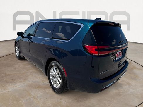 Used 2024 Chrysler Pacifica Touring-L FWD image 8