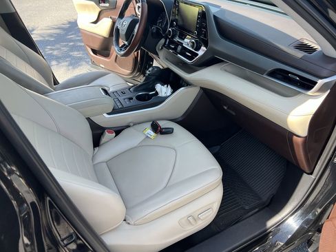 Used 2021 Toyota Highlander XLE AWD/4WD image 35