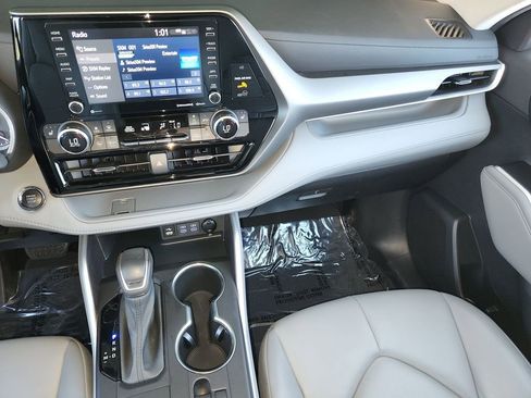 Used 2022 Toyota Highlander XLE image 18