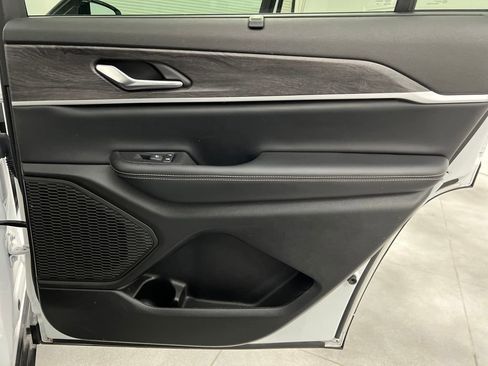 Used 2024 Jeep Grand Cherokee L Limited w/ Luxury Tech Group II image 22