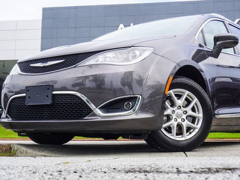 Used 2020 Chrysler Pacifica Touring-L FWD image 2