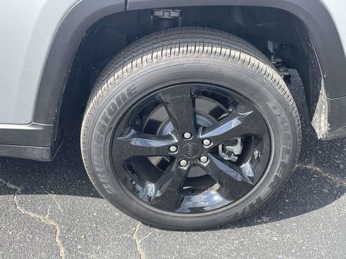 Used 2024 Jeep Grand Cherokee L Altitude RWD image 9