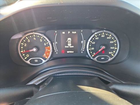 Used 2020 Jeep Renegade Latitude FWD image 11