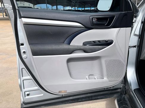 Used 2019 Toyota Highlander LE image 23