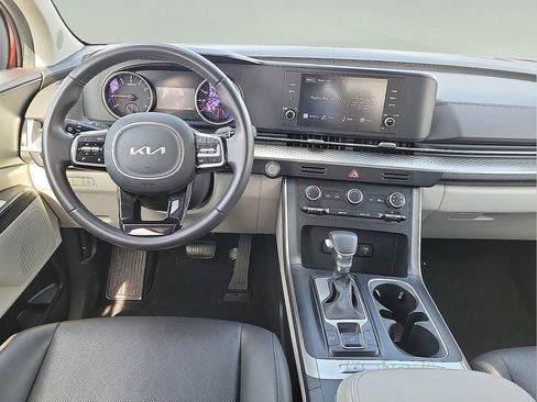 Used 2024 Kia Carnival LX image 11