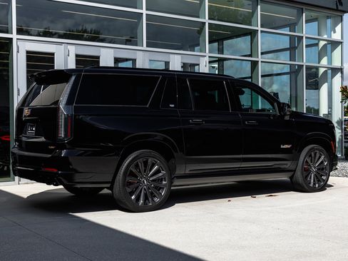 Used 2025 Cadillac Escalade ESV V image 10