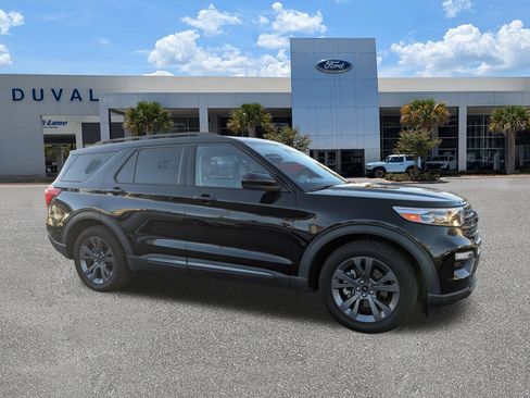 Used 2022 Ford Explorer XLT w/ Equipment Group 202A image 2