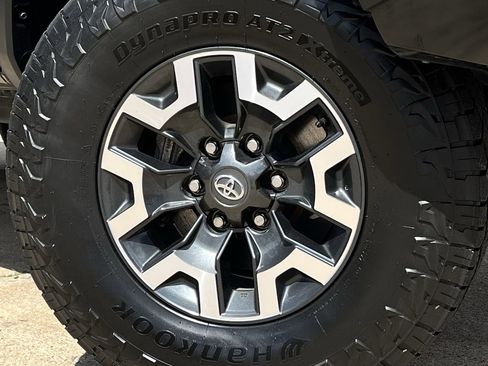 Used 2022 Toyota Tacoma TRD Off-Road w/ Technology Package image 28