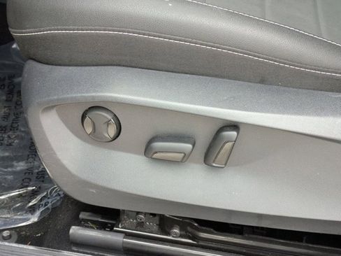 Used 2024 Volkswagen Taos SE image 6