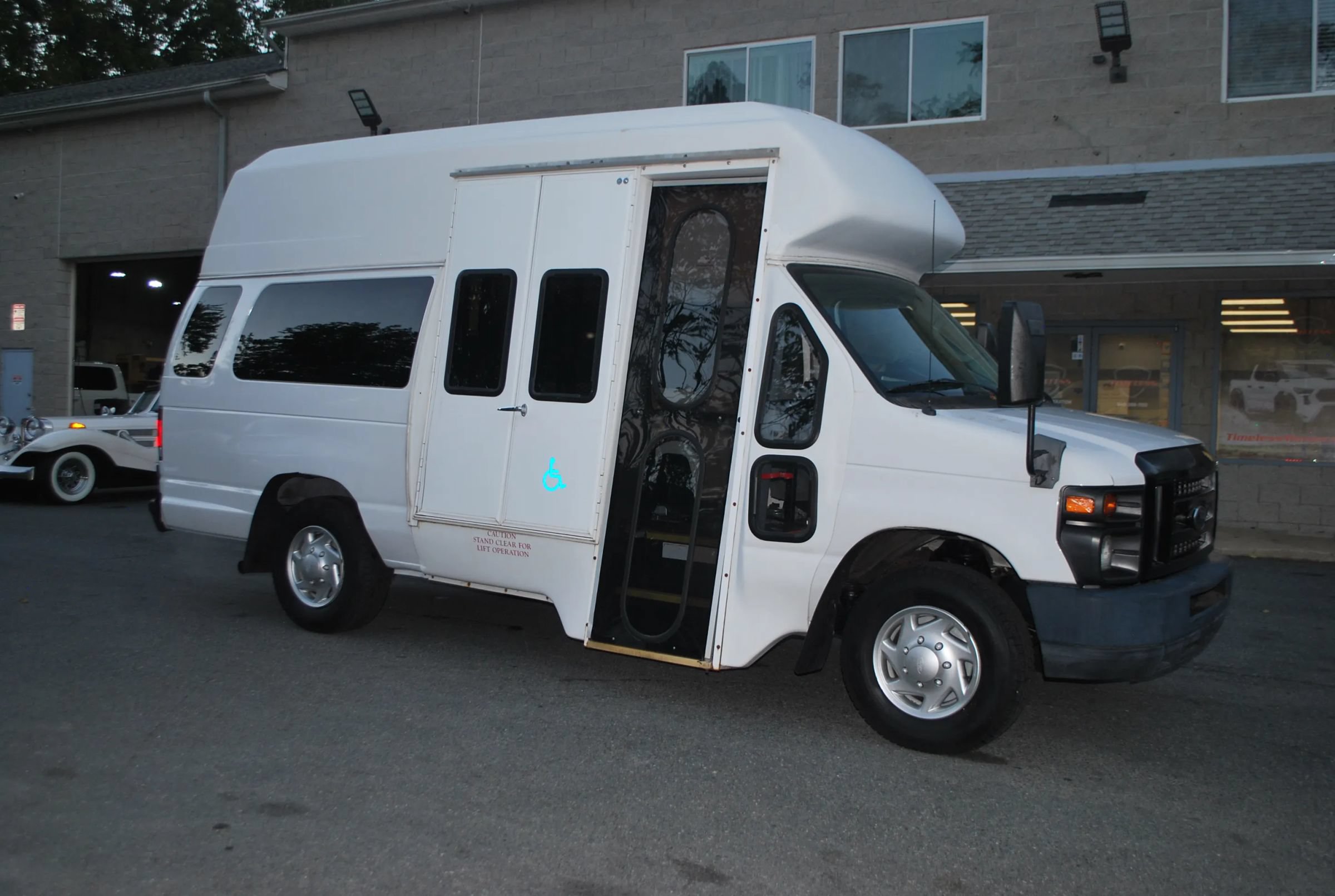 Used 2011 Ford E-350 and Econoline 350 Extended Super Duty RWD image 2