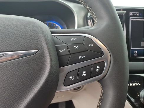 Used 2024 Chrysler Pacifica Touring-L FWD image 14